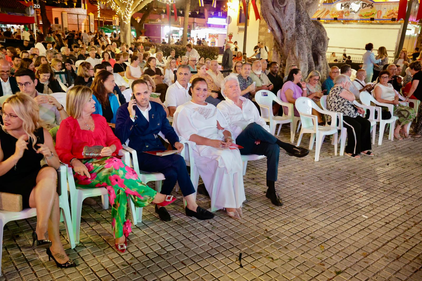 Imágenes de la lectura del pregón en la plaza de San Lorenzo