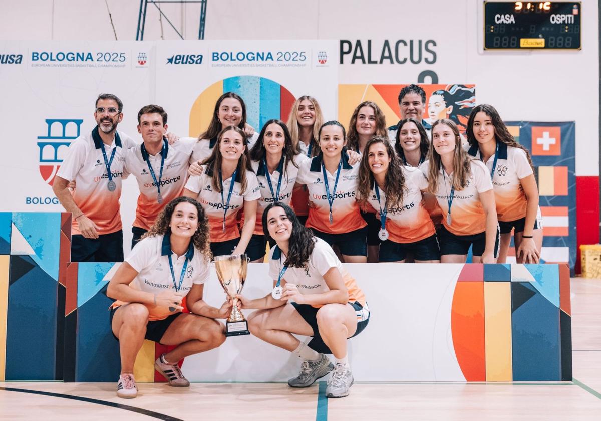Silvia Bautista -en el centro de la imagen- celebra el éxito deportivo.