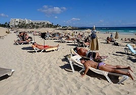 Turistas en la playa de Corralejo.