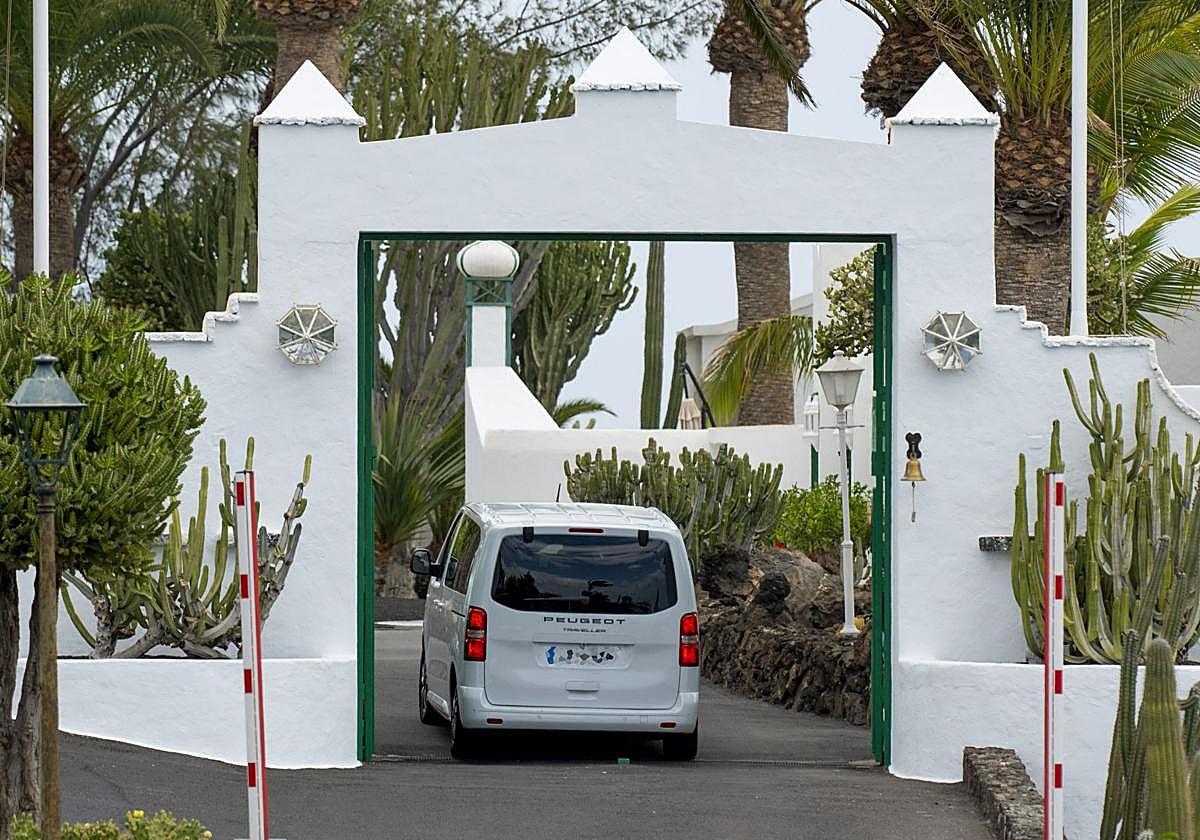 Sánchez, a su llegada a la residencia situada en la costa de Teguise.