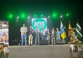 Homenaje a los cuatro pregoneros durante el arranque de las fiestas de El Carrizal.