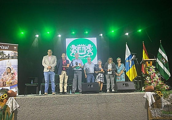 Homenaje a los cuatro pregoneros durante el arranque de las fiestas de El Carrizal.