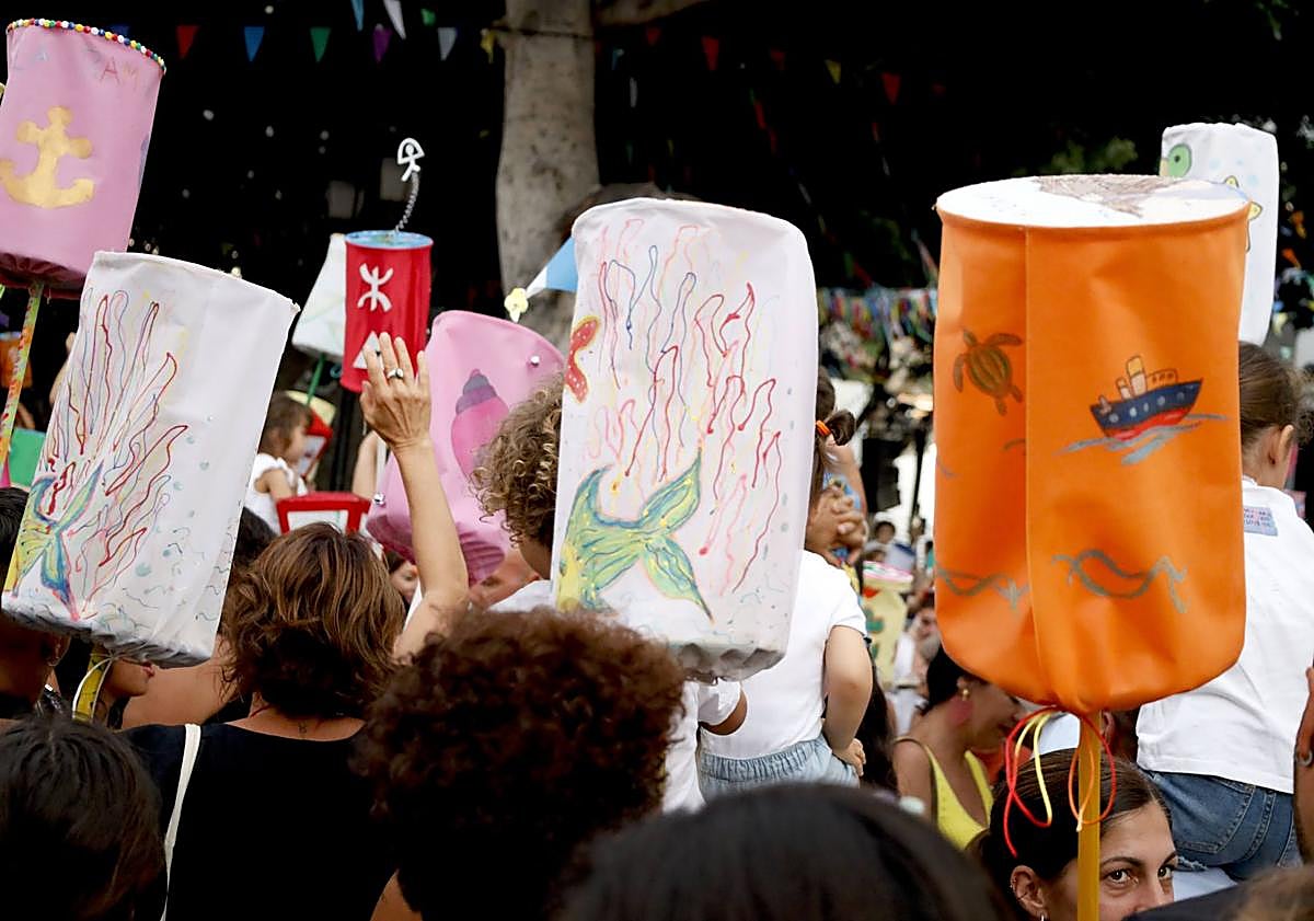 Imagen principal - Distintos momentos de la Retreta Infantil celebrada este sábado en Agaete. 
