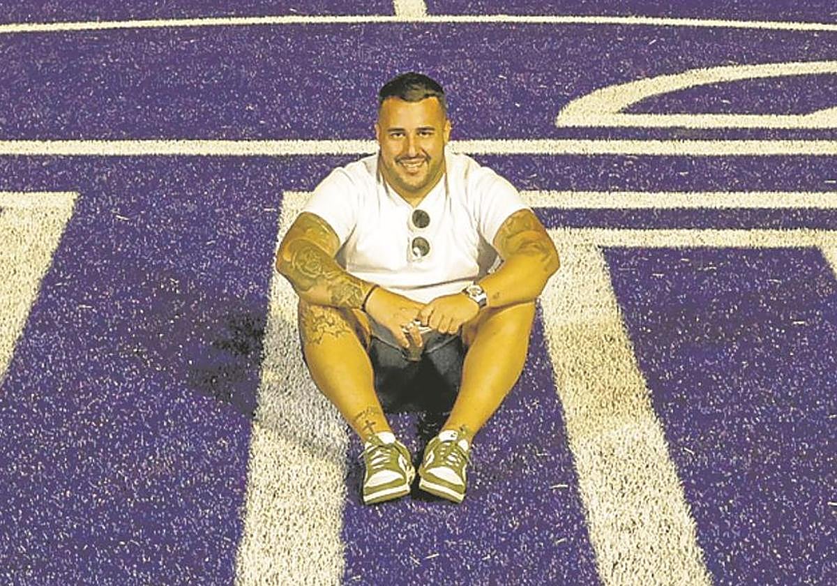 Yeyo Santana posa sobre el césped que utilizó para la fallida Managers League.