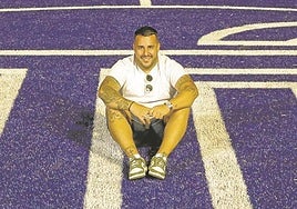 Yeyo Santana posa sobre el césped que utilizó para la fallida Managers League.