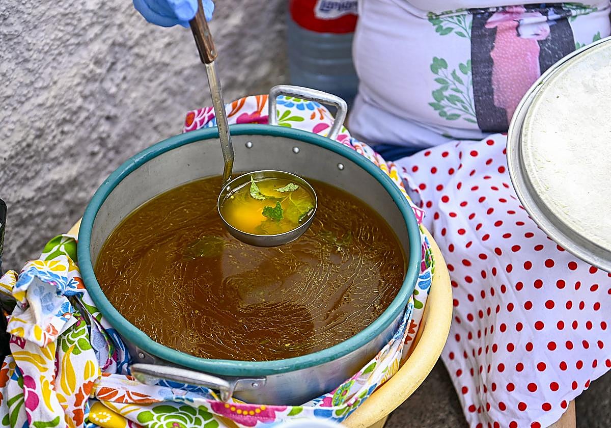 Imagen del famosos caldo de Silvana, que se mantiene vivo gracias a sus hijas, Carmen y Paqui, y su hijo Pepe.
