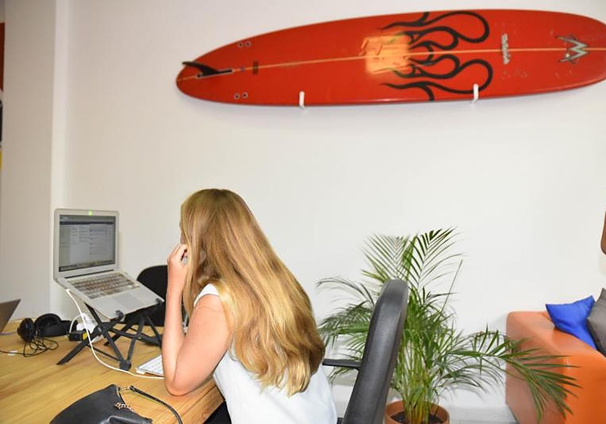 Imagen de archivo de un espacio de trabajo comunitario o coworking.