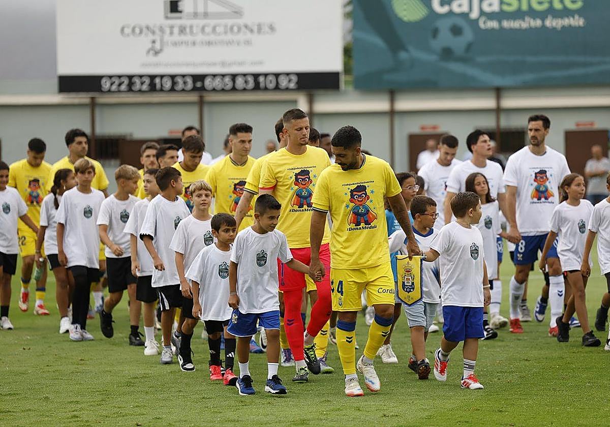 Álex Suárez, encabezando como capitán, la salida de la UD al césped de Los Cuartos el pasado sábado.