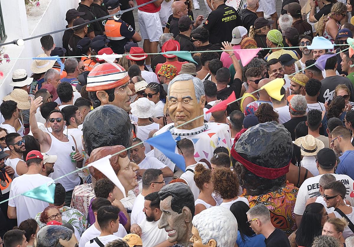 La plaza llena de gente para la Rama en Agaete.