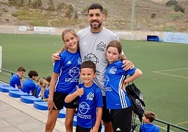 Álex Suárez junto a algunos niños/as participantes en el Campus