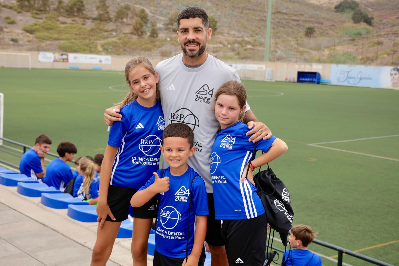 Las imágenes de Alex Suárez, en su campus con los niños