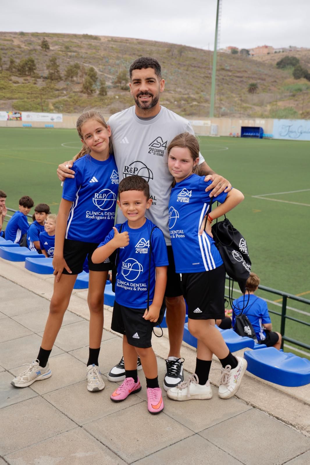 Las imágenes de Alex Suárez, en su campus con los niños