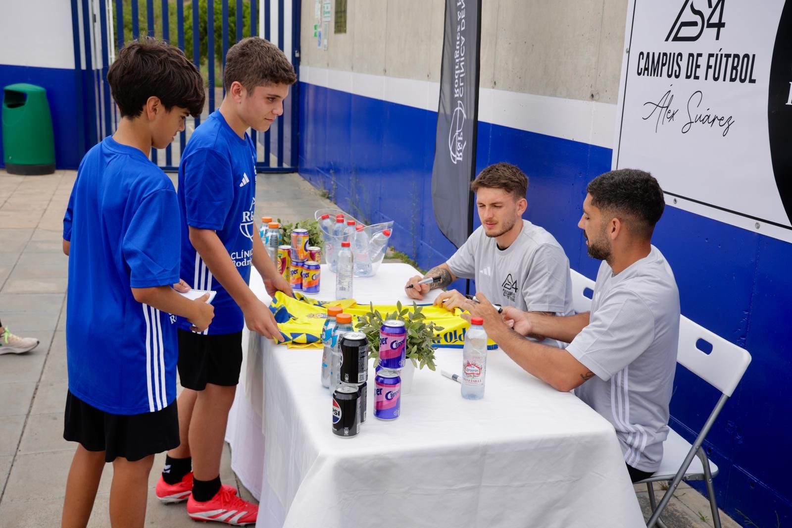 Las imágenes de Alex Suárez, en su campus con los niños