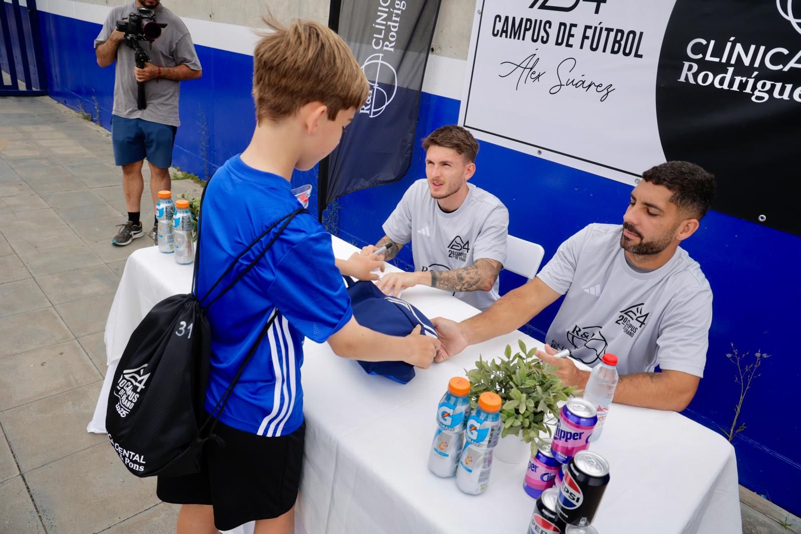 Las imágenes de Alex Suárez, en su campus con los niños