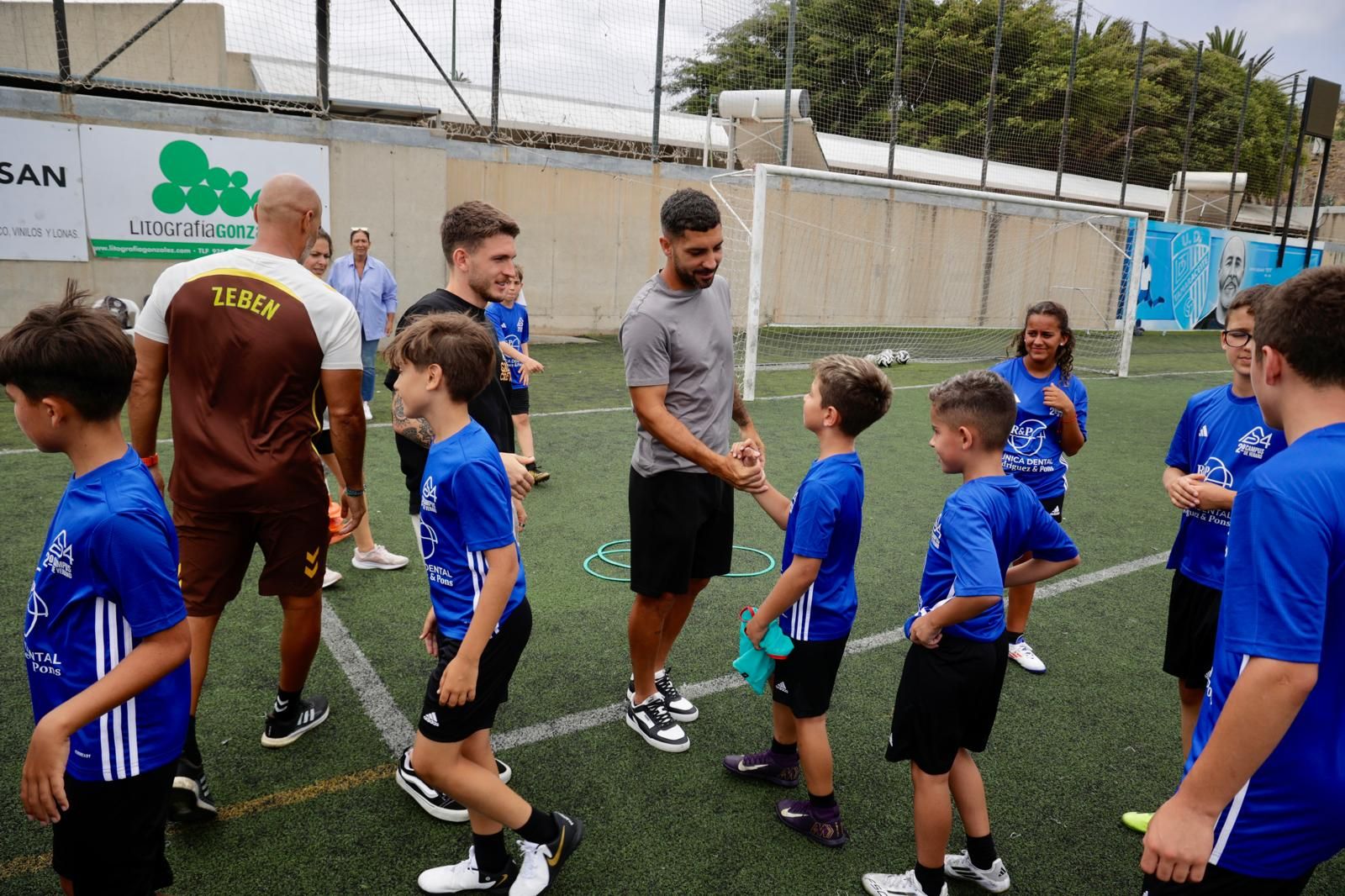 Las imágenes de Alex Suárez, en su campus con los niños