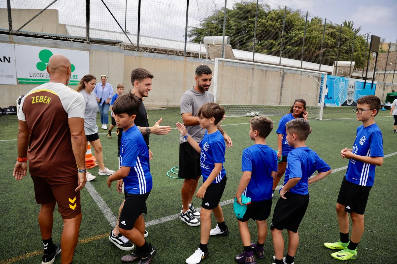 Las imágenes de Alex Suárez, en su campus con los niños