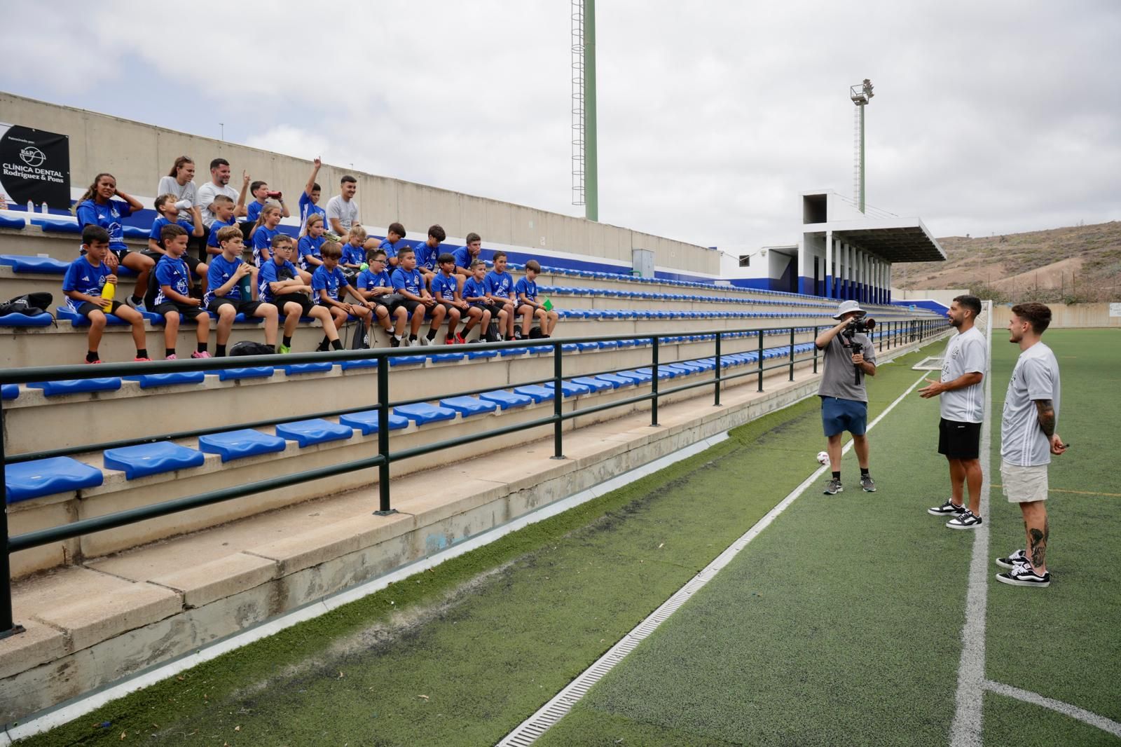 Las imágenes de Alex Suárez, en su campus con los niños