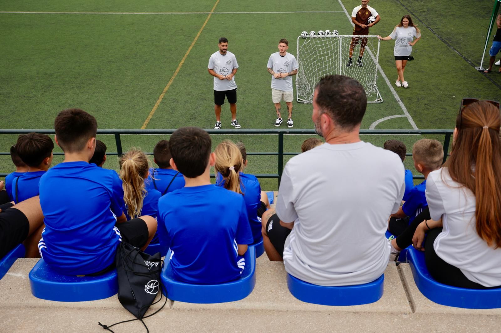 Las imágenes de Alex Suárez, en su campus con los niños