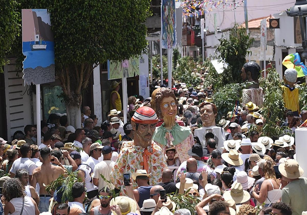 Imagen principal - La Rama hace estallar de júbilo a Agaete