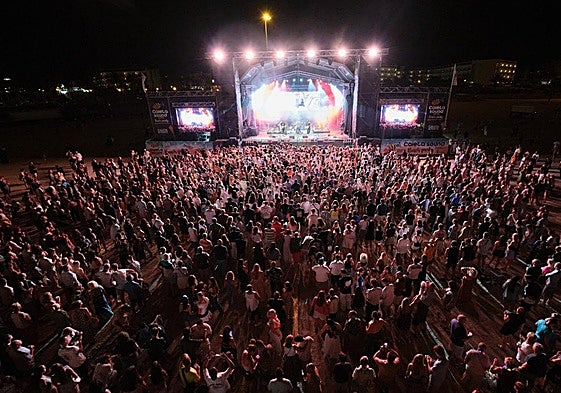 Chambao y Luck Ra fueron la cabeza de cartel de la fiesta en la playa de El Castillo.