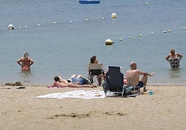 Bañistas sofocan las altas temperaturas en la playa de Las Canteras.