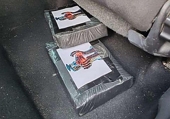 La droga oculta bajo el asiento del copiloto.