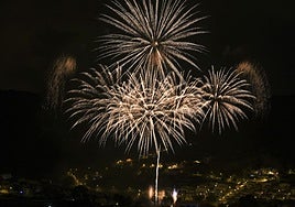 Los fuegos de San Lorenzo iluminando el cielo de Las Palmas de Gran Canaria.