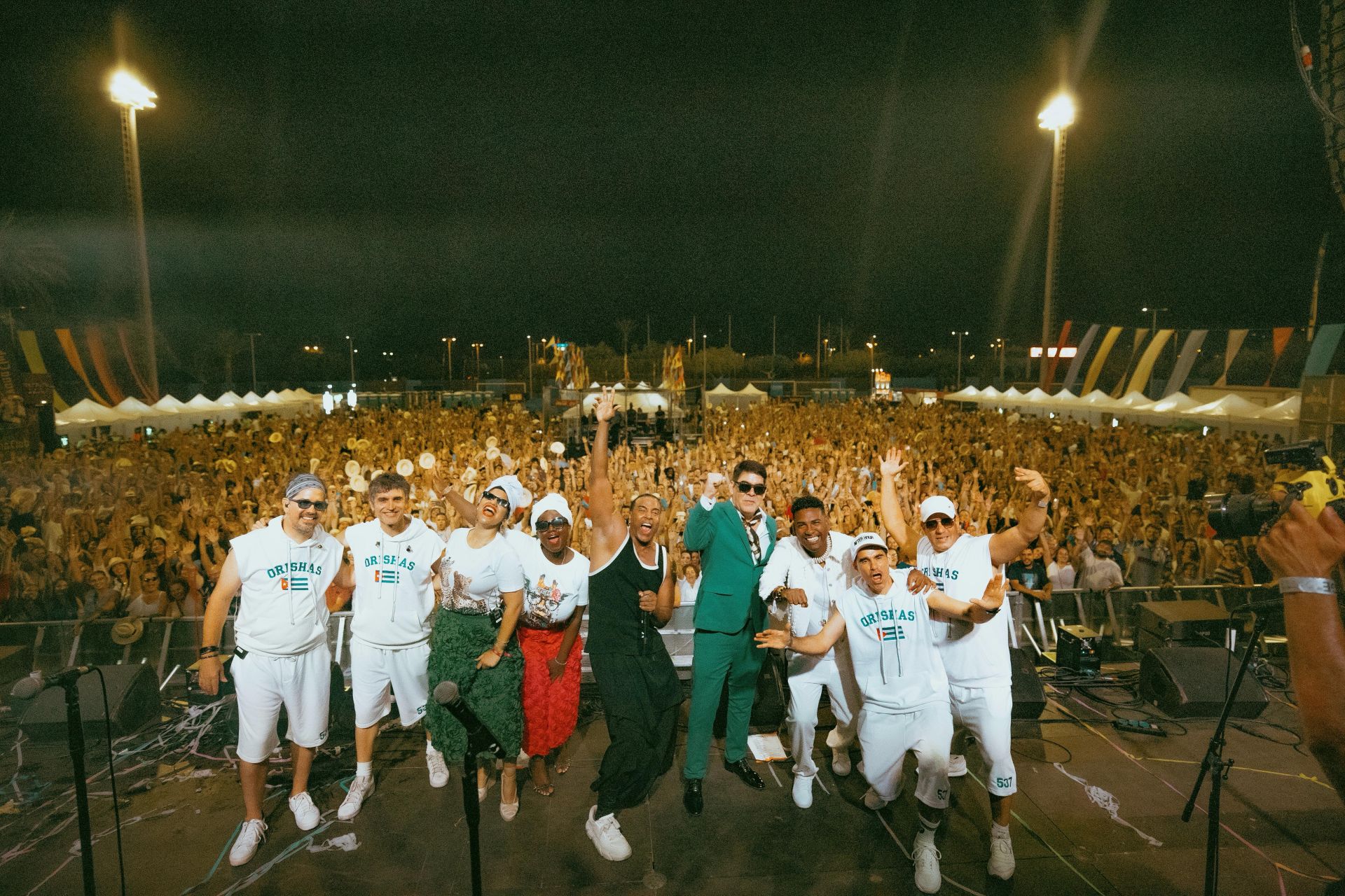 Foto de Orishas con el público tras la actuación.