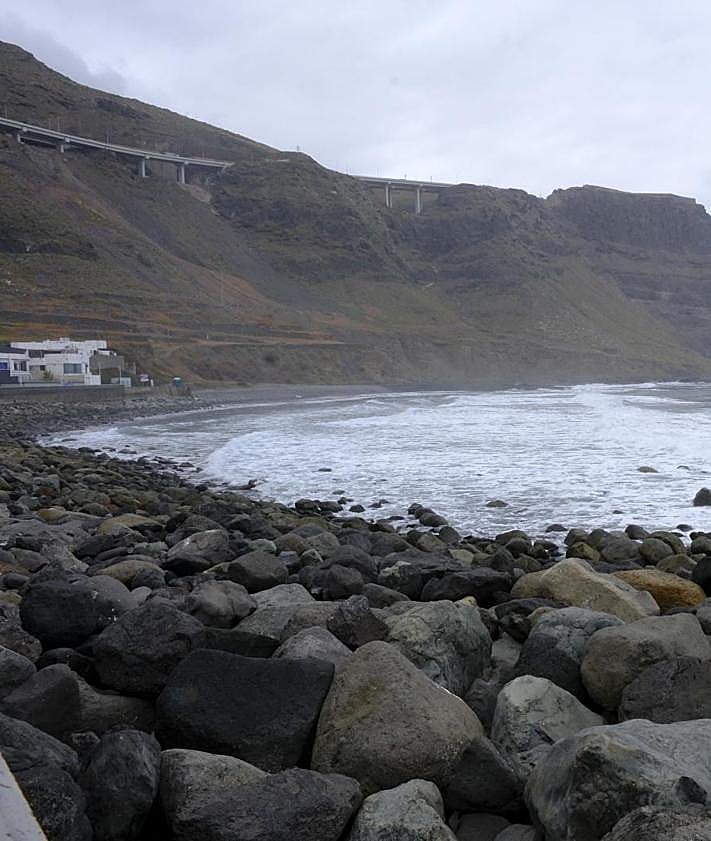 Imagen secundaria 2 - Complejo de viviendas en el paseo marítimo de San Felipe, zona donde se rodó el videoclip de la canción de Quevedo, 'Lisboa', y el mar bravo.