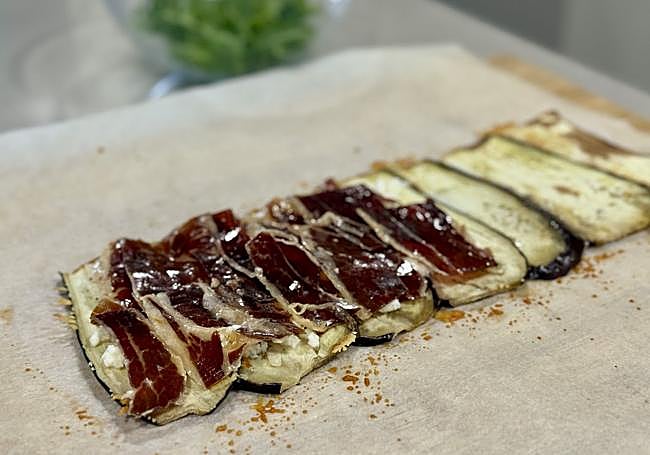 Añadimos el jamón serrano