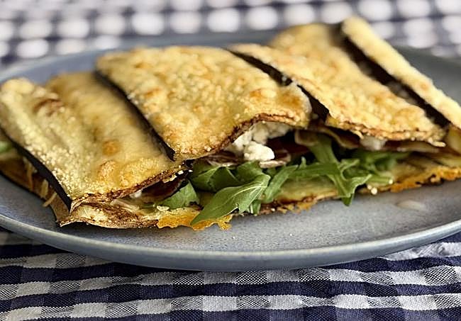 Bocadillo de berenjena, mozzarella, rúcula y jamón serrano