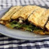 Bocadillo de berenjena, mozzarella, rúcula y jamón serrano