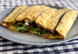 Bocadillo de berenjena, mozzarella, rúcula y jamón serrano