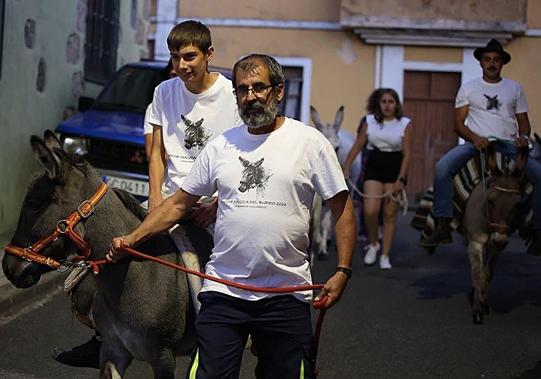 Vecinos de Lanzarote, Valleseco, en la Noche Mágica del Burro.