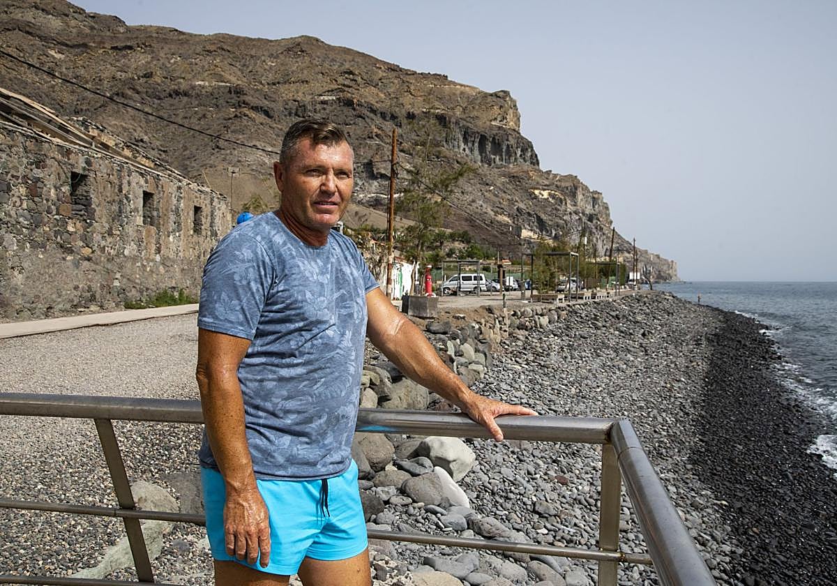 Gomauro Oliva, vecino, desde la playa de Tasarte.