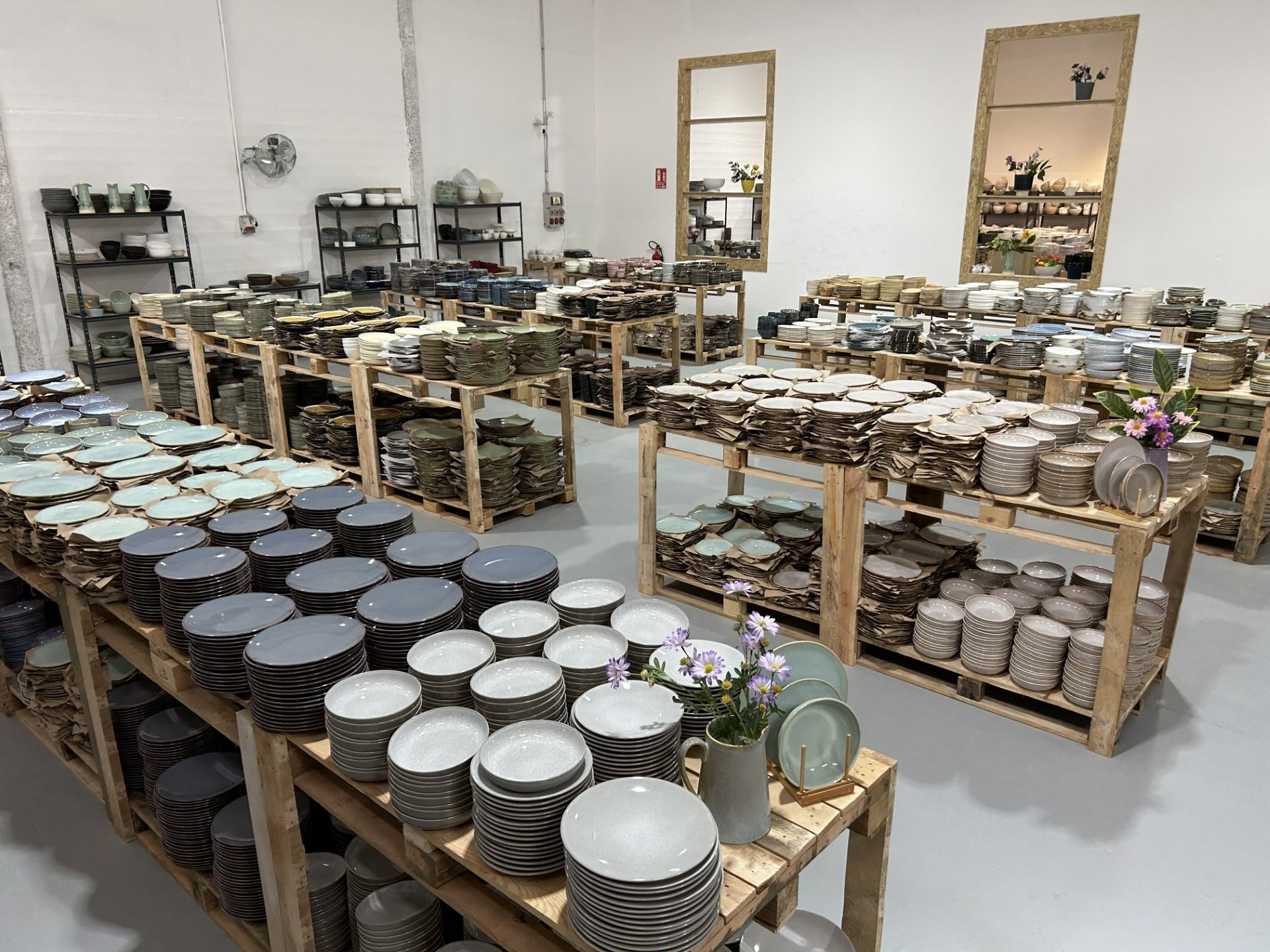 Imagen secundaria 1 - A Mercadoría, el outlet de vajilla y cerámica al peso que causa furor en la isla, está en Agüimes