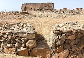 Portillo y vivienda de la rosa al fondo.
