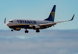Imagen de un Ryanair aterrizando en el Aeropuerto de Gran Canaria.