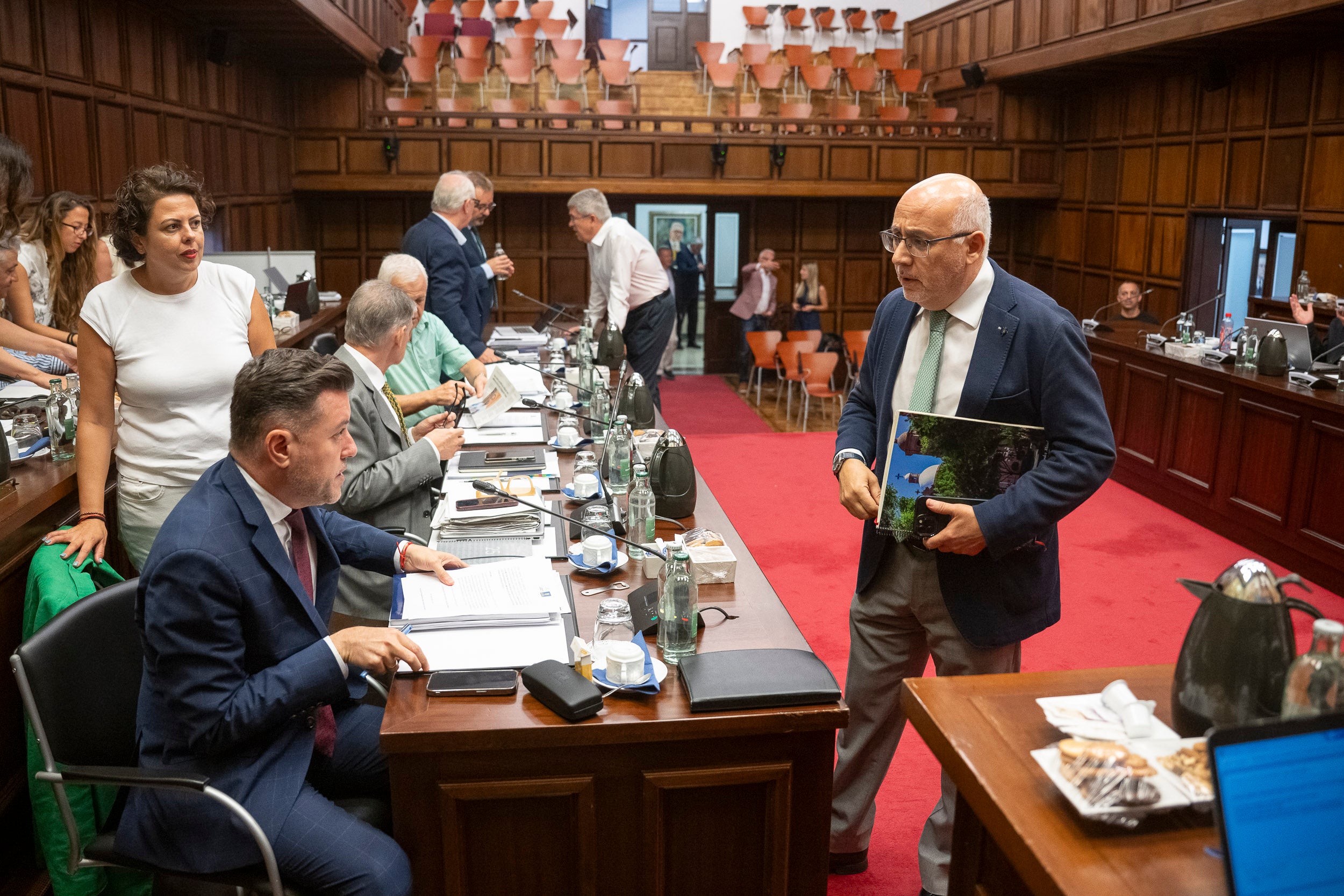 Antonio Morales y Teodoro Sosa en una sesión plenaria.