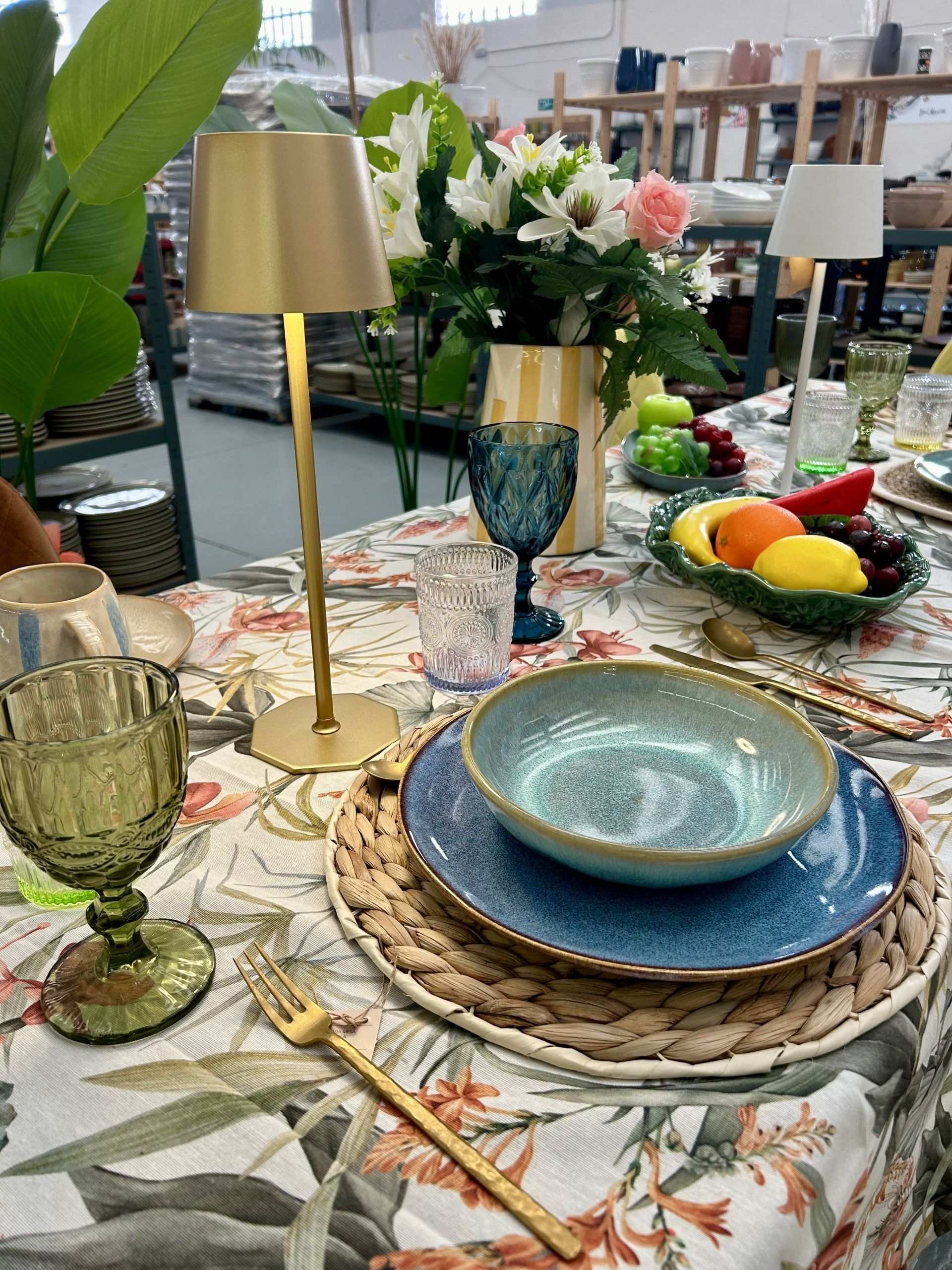 Imagen principal - A Mercadoría, el outlet de vajilla y cerámica al peso que causa furor en la isla, está en Agüimes