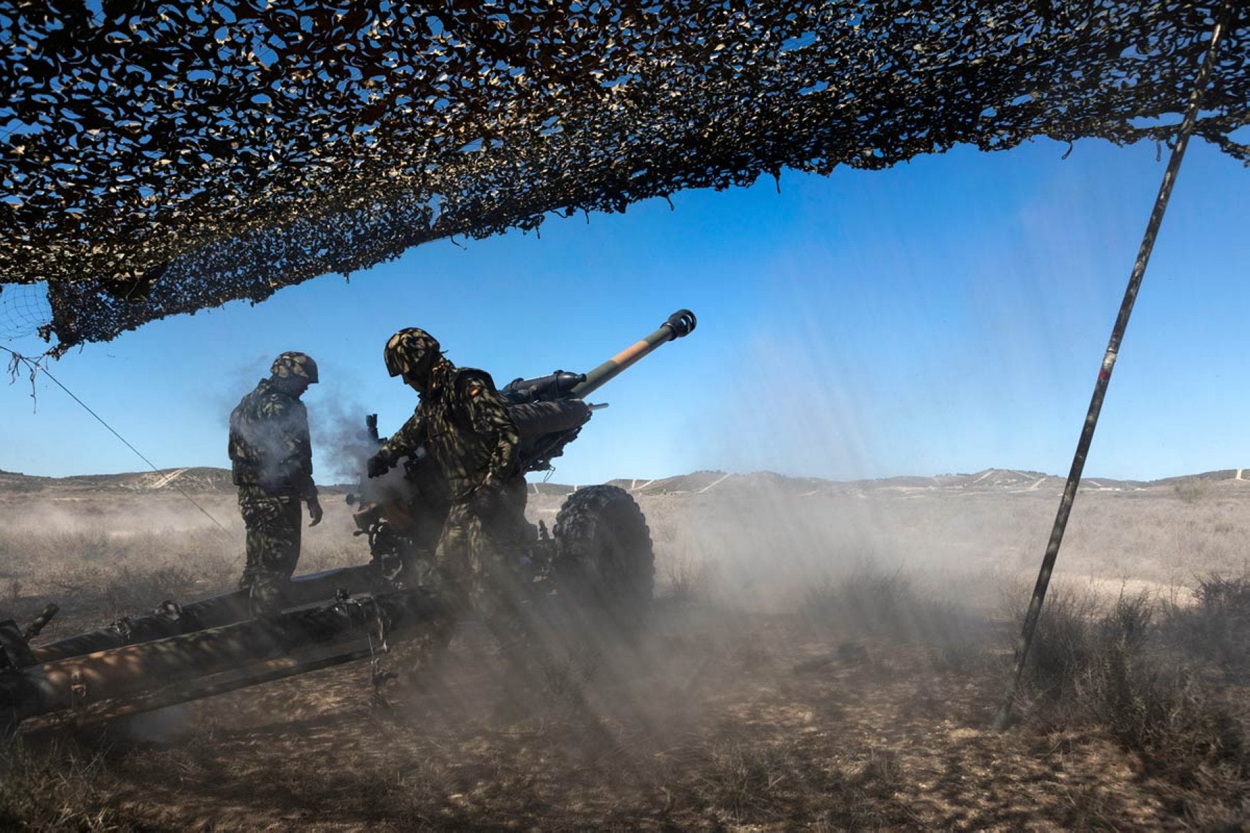 Fotografía de maniobras realizadas por militares del Regimiento de Artillería.