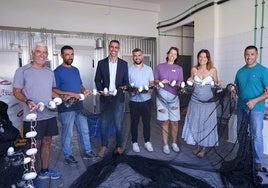 El alcalde Isaí Blanco y concejalas y concejales, con los pescadores de El Cotillo.