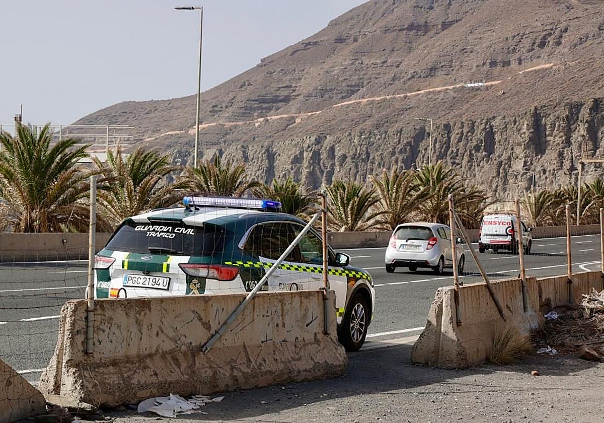 Vehículo de la Guardia Civil en la GC-1.