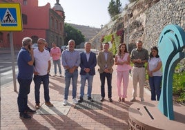 Jéssica de León y Teodoro Sosa junto al resto de alcaldes norteños.