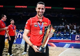 El entrenador grancanario Marco Justo posa con el trofeo de campeón de Europa de la categoría U18.