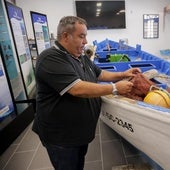 El concejal Víctor Gutiérrez, junto a la falúa 'Mari Rita', la estrella del museo.