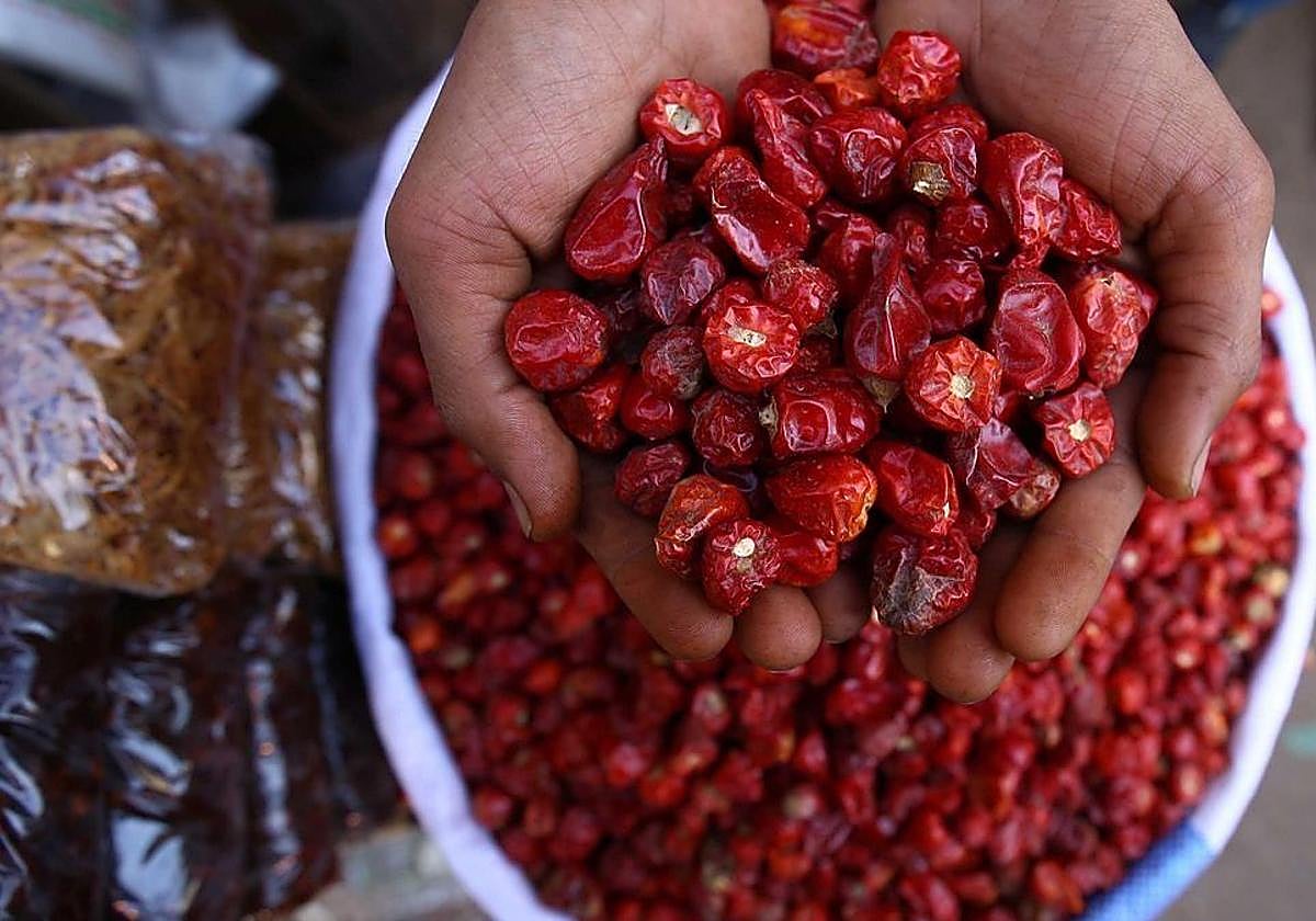 Un vendedor vende chile picante en un mercado