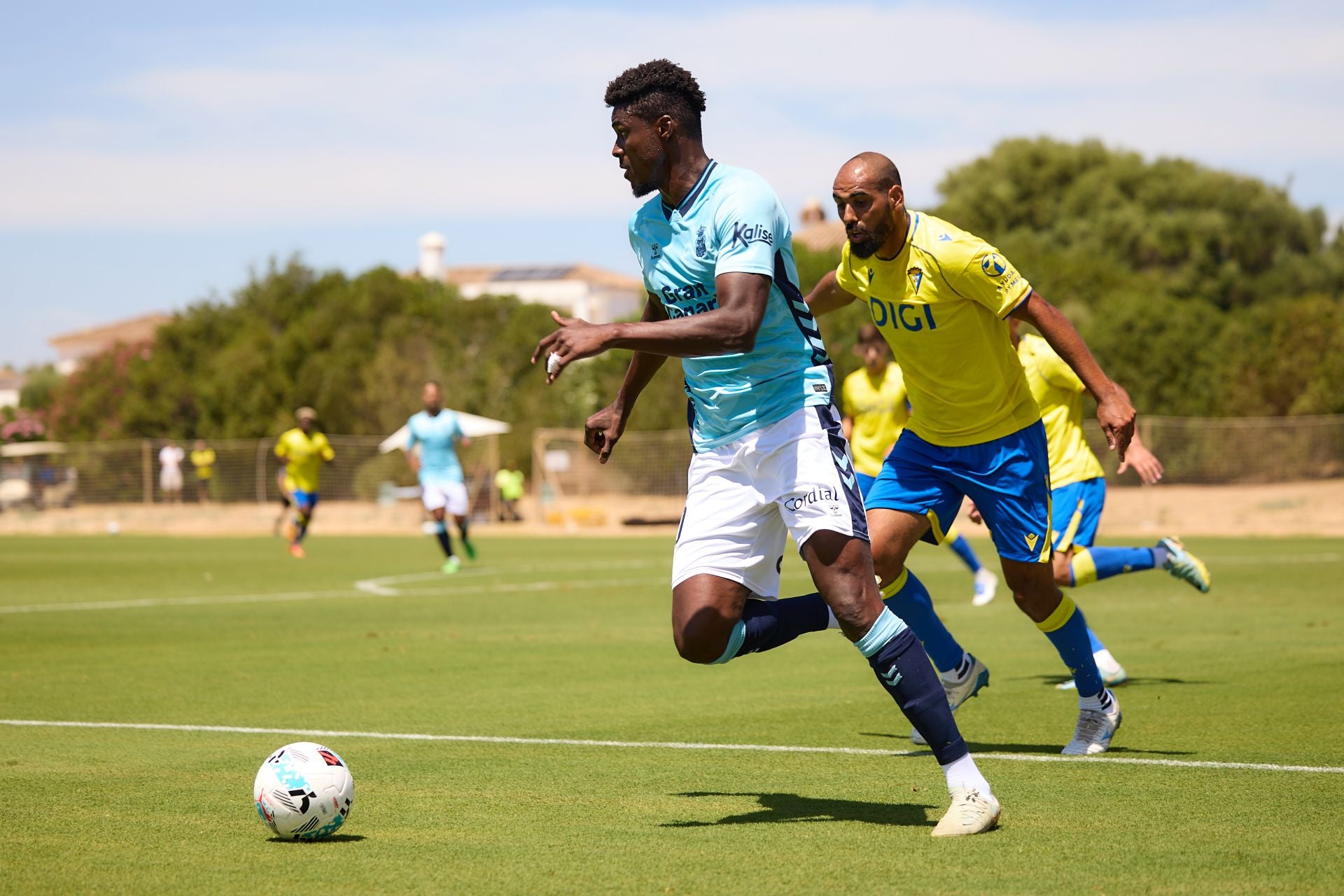 Sory Kaba, ante Fali en el amistoso contra el Cádiz.