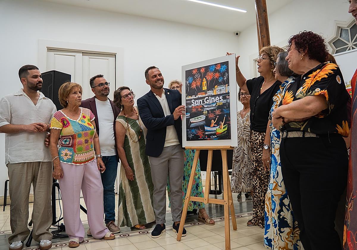 El alcalde capitalino y el concejal de Fiestas, con las alumnas del taller de pintura que son las autoras del cartel de las fiestas de este año.