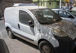 Coche abandonado desde hace meses en la playa de Arinaga, con la ITV caducada.